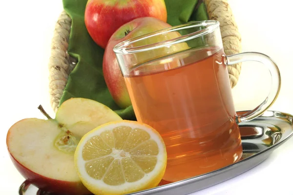Tasse Tee Mit Zitrone Und Minze Auf Weißem Hintergrund — Stockfoto
