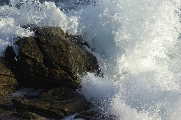 海浪冲击在岩石上 — 图库照片