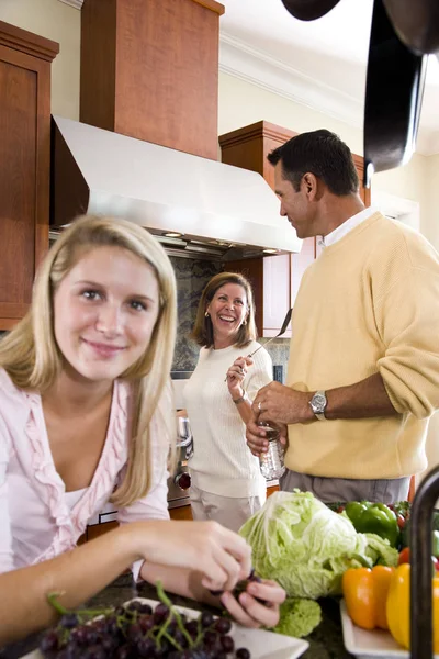 Niña Adolescente Padres Cocina Sonriendo — Foto de Stock