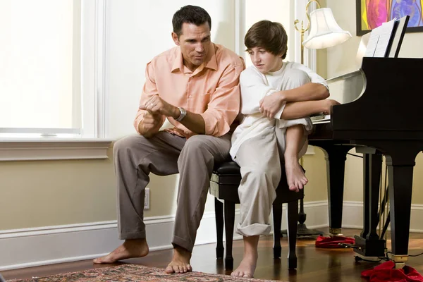 Komoly Apa Beszél Tinédzser Fiával — Stock Fotó