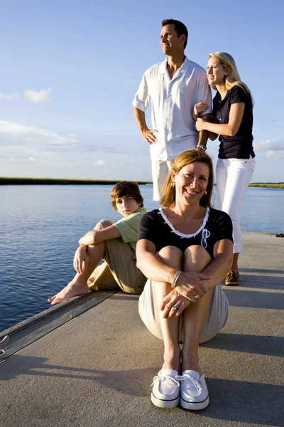 Mor Och Familj Solig Dag Bryggan — Stockfoto