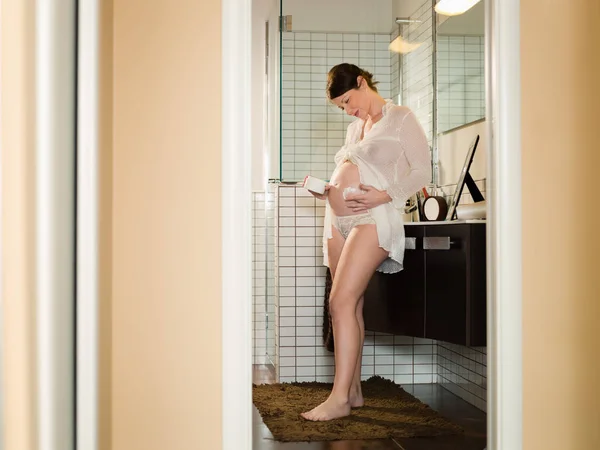 Беременная Женщина Пьет Воду — стоковое фото