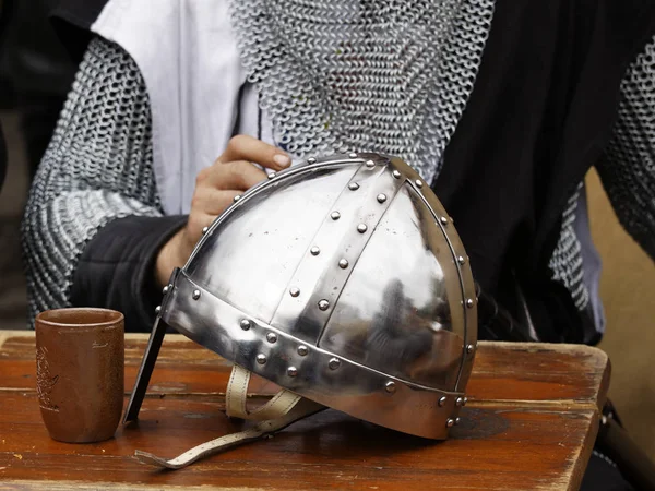 中世の騎士が鎧と鎧に剣で — ストック写真