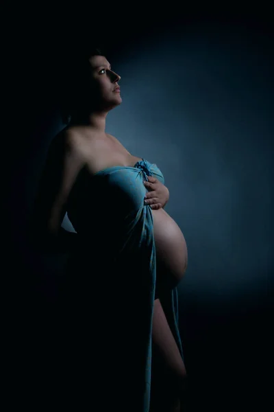 Gravid Kvinna Mörkt Ljus — Stockfoto