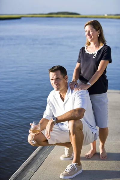 Couple Relaxant Avec Boisson Sur Quai — Photo