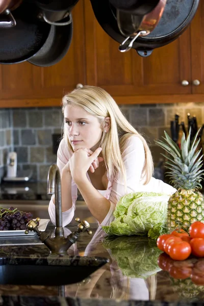 Dospívající Dívka Opírající Kuchyňský Pult — Stock fotografie