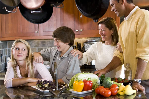 Gezin Met Tienerkinderen Keuken — Stockfoto