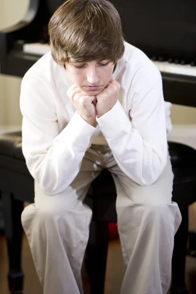 Triste Teen Menino Sentado Com Queixo Mãos — Fotografia de Stock