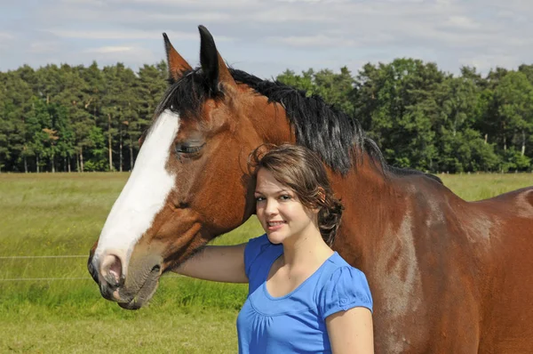 Ragazza Adolescente Con Cavallo — Foto Stock