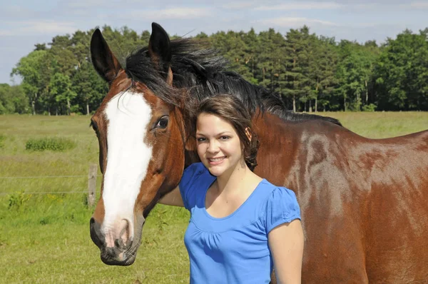 Teenager Mädchen Mit Pferd — Stockfoto