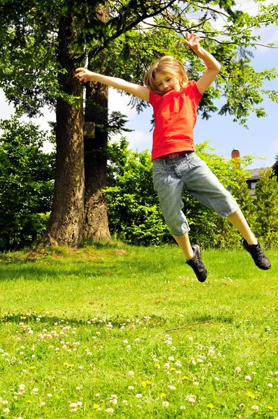 Menina Feliz Pulando Parque — Fotografia de Stock