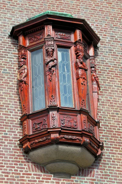 赤いレンガの壁を持つ木製の窓 — ストック写真