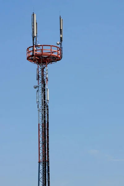 Torre Telecomunicazione Con Cielo Blu — Foto Stock