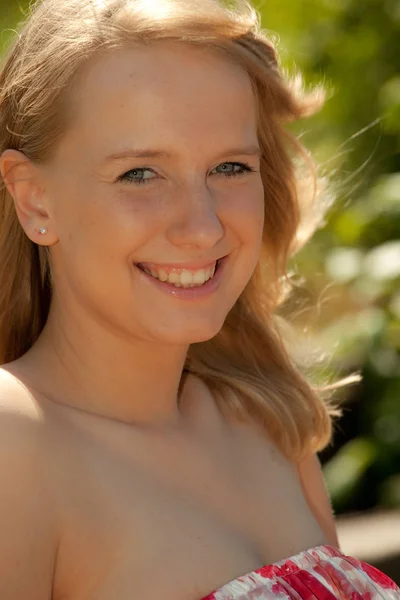 Retrato Uma Bela Jovem Mulher — Fotografia de Stock