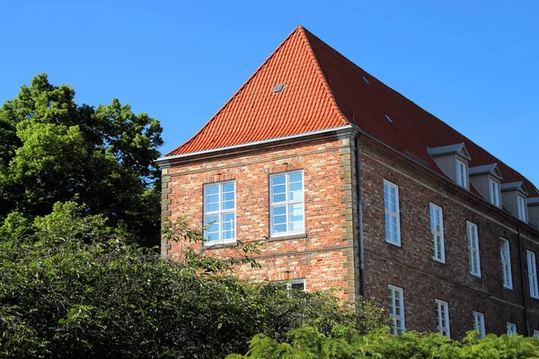 Altes Haus Mit Backstein Einer Reihe Auf Dem Dach — Stockfoto