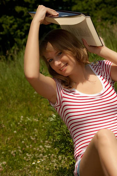 Chica Con Libro Parque —  Fotos de Stock