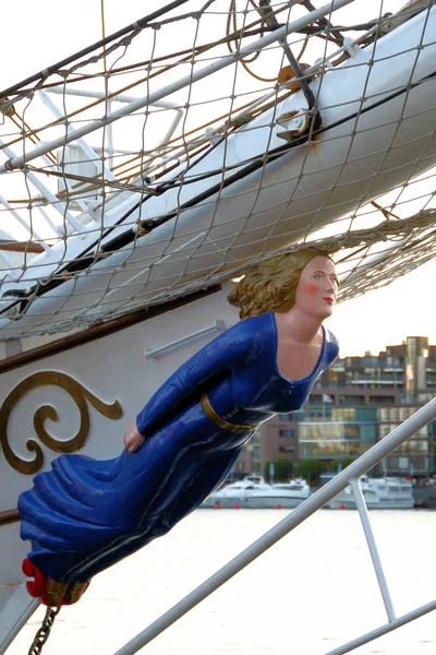 Young Woman Sculpture Blue Dress Boat — Stock Photo, Image