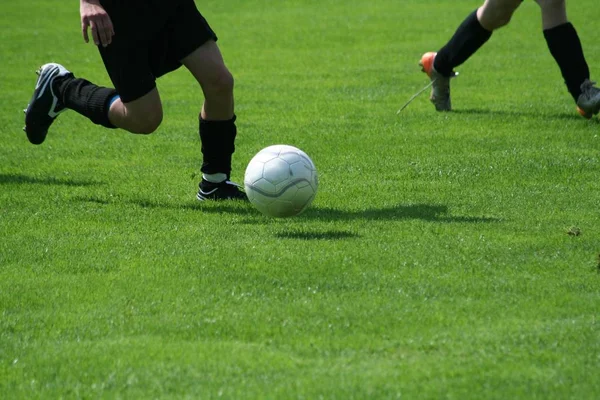 Fußballer Läuft Mit Dem Ball — Stockfoto