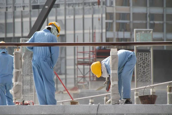 Dubai Construcción Trabajadores Fliesenl — Foto de Stock