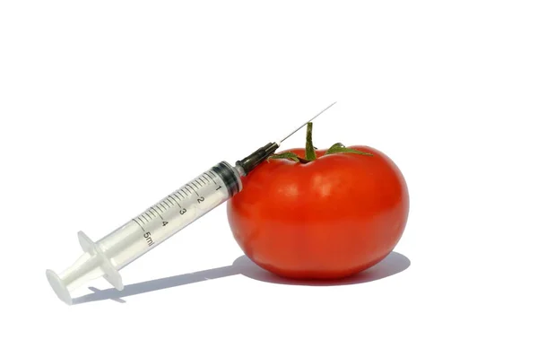 注射用西红柿和注射器 — 图库照片