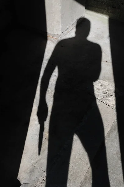 Silhouette Homme Robe Noire Avec Pistolet — Photo