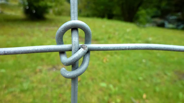 古い錆びた金属線鋼チェーン — ストック写真