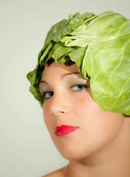 Jeune Femme Avec Salade Fraîche — Photo