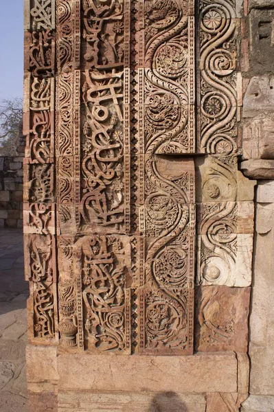 Qutb Minar Delhi Kumtaşı Erzierung — Stok fotoğraf