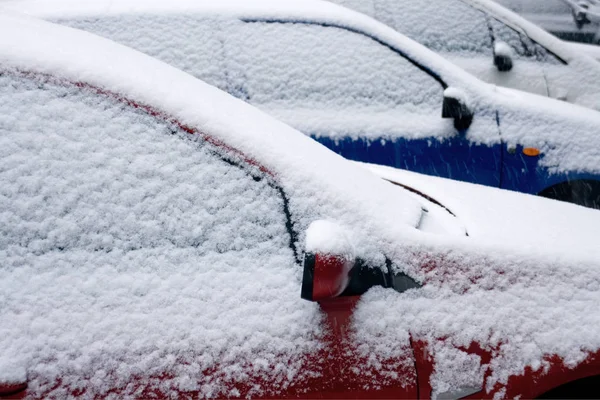 Rad Snötäckta Bilar — Stockfoto