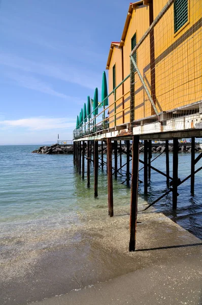 Strandhaus Auf Stelzen — Stockfoto