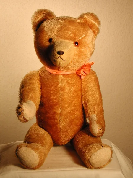 Teddybeer Met Een Hart Een Bruine Achtergrond — Stockfoto