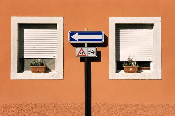 2つの窓の間の道路標識 — ストック写真