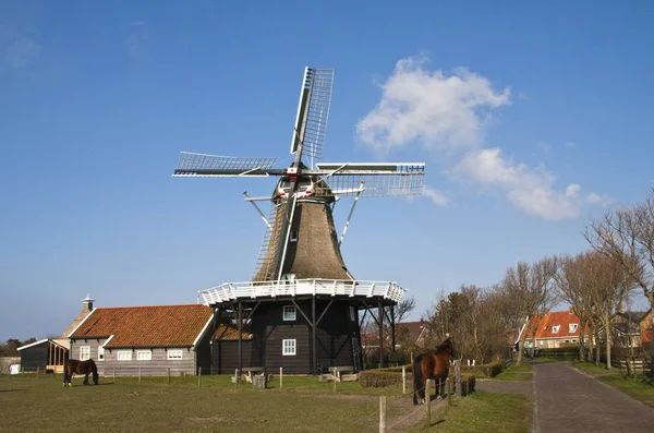 Malerischer Blick Auf Die Landschaft Mit Windmühlenbau — Stockfoto