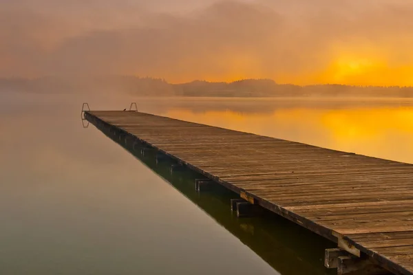 Morgens Auf Der Anklagebank — Stockfoto