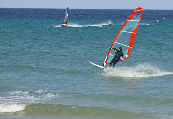 Surfer Στο Κύμα Του Ωκεανού — Φωτογραφία Αρχείου