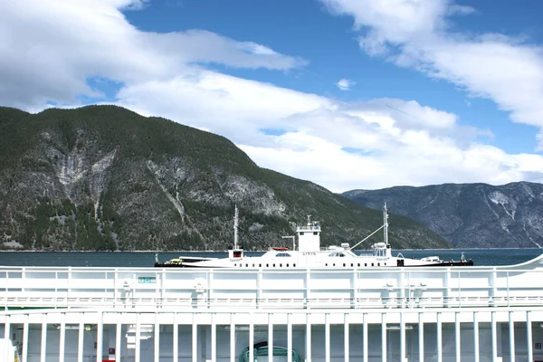 Kreuzfahrtschiff Auf Dem See — Stockfoto