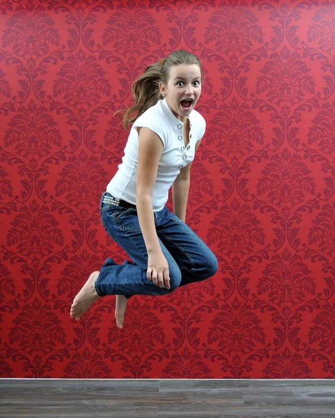 Молодая Девушка Красном Платье Прыгает Пол — стоковое фото