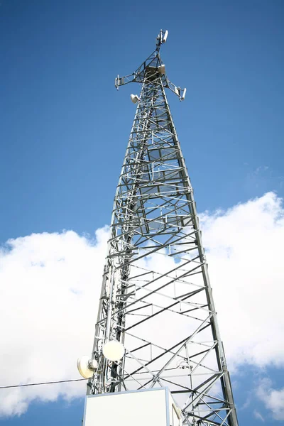 Torre Telecomunicazione Con Antenne Sullo Sfondo Del Cielo — Foto Stock