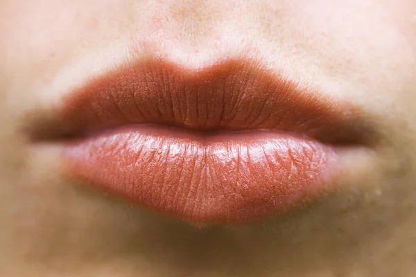 Close Van Vrouwelijke Lippen Met Rode Lippenstift — Stockfoto