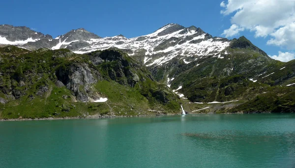 Vista Panorámica Del Majestuoso Paisaje Con Cascada — Foto de Stock