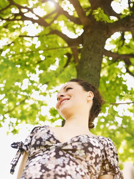 Femme Regardant Caméra Souriant Images De Stock Libres De Droits