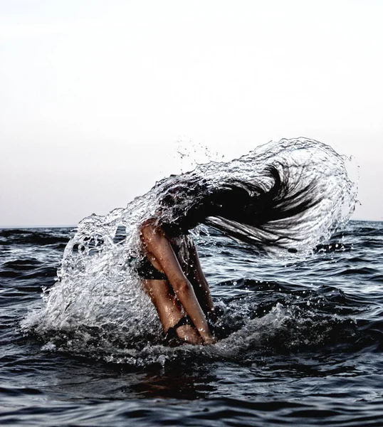 Giovane Donna Posa Acqua — Foto Stock