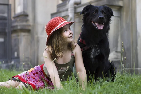 Två Tjejer Hatt Med Hund — Stockfoto