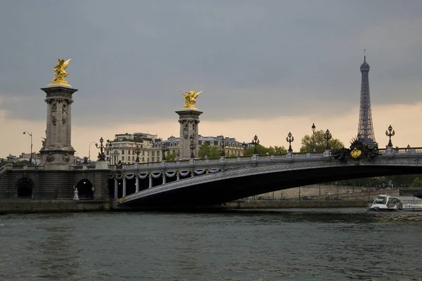 Παρίσι Και Στον Ποταμό Σηκουάνα Στο Ηλιοβασίλεμα — Φωτογραφία Αρχείου