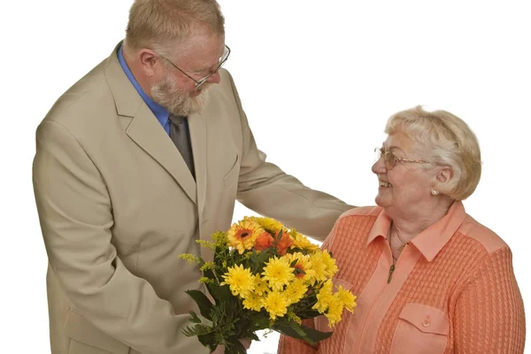 Pareja Mayor Feliz Con Flores Aisladas Blanco — Foto de Stock