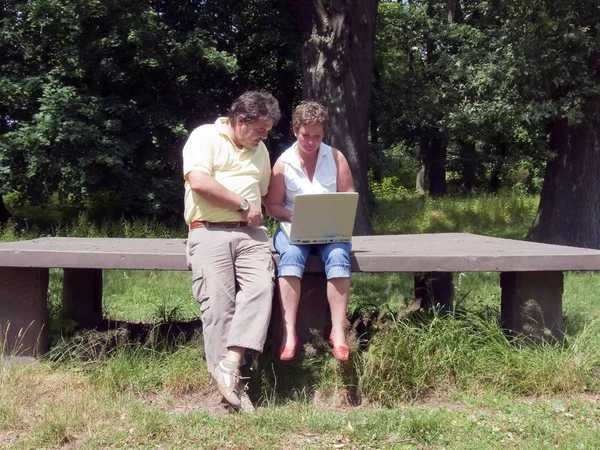 Pareja Mayor Con Tablet Parque — Foto de Stock