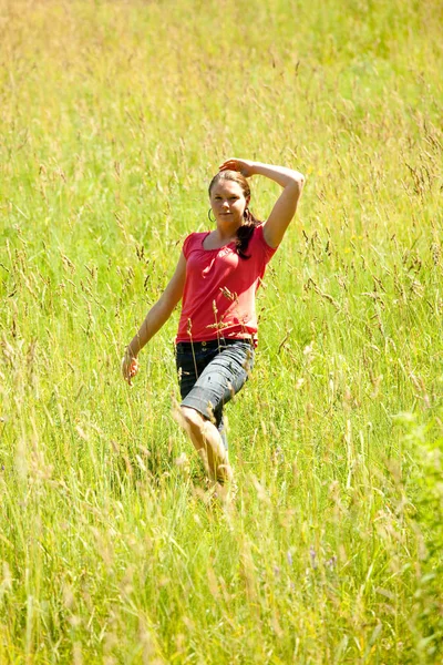 Jonge Vrouw Weide Zomer — Stockfoto