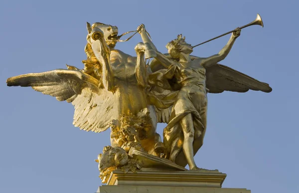 Estátua Ouro Paris — Fotografia de Stock