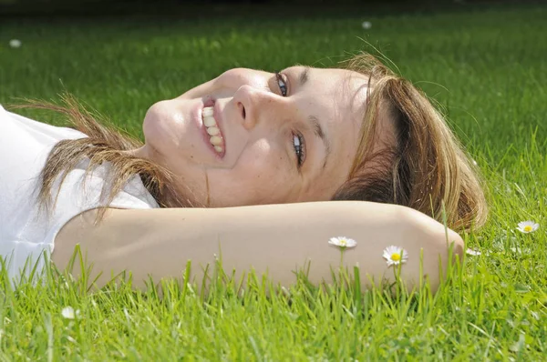 Jeune Femme Dans Herbe — Photo