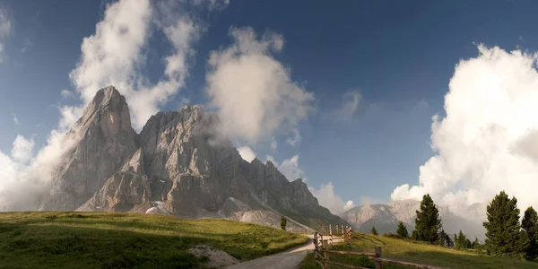 意大利富丽堂皇的白云石景观 — 图库照片